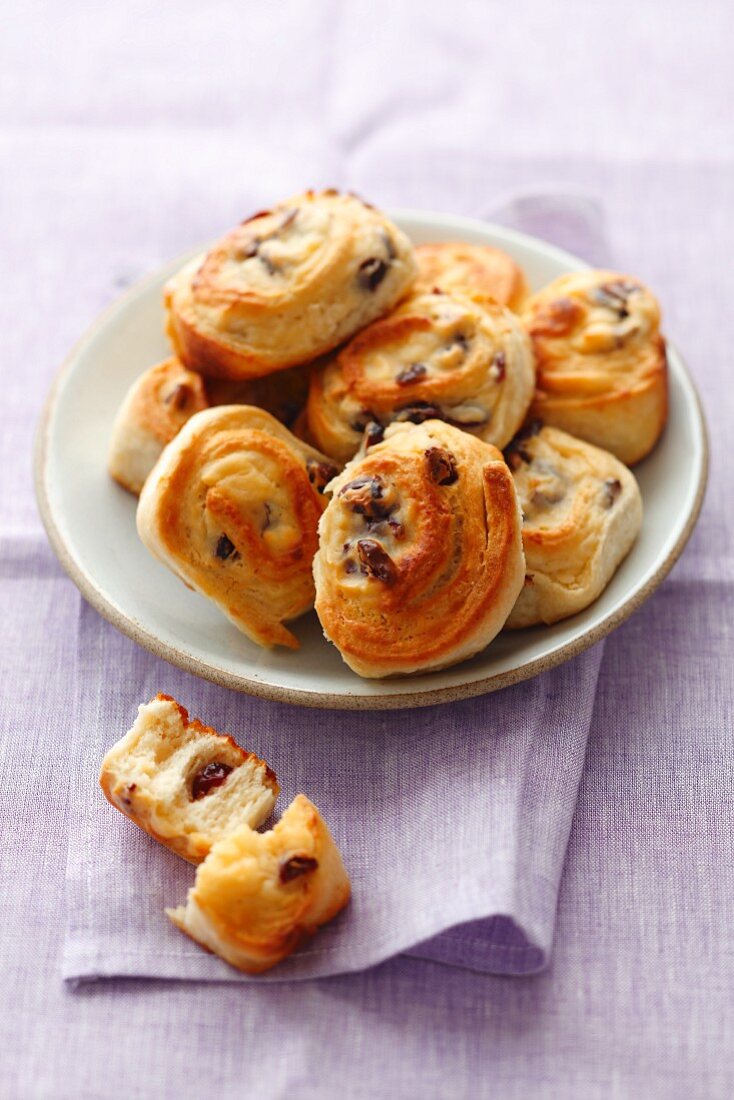 Hefeschnecken mit Quark und Preiselbeeren