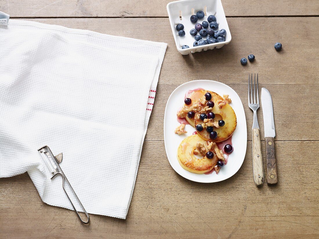 Gebratene Apfelringe mit Walnüssen und Heidelbeeren (Paleo-Diät)