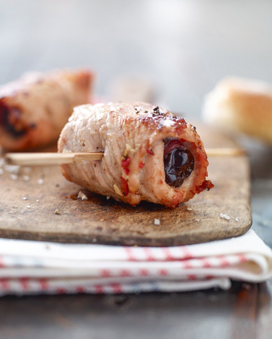 Turkey fillets with bacon-wrapped dates