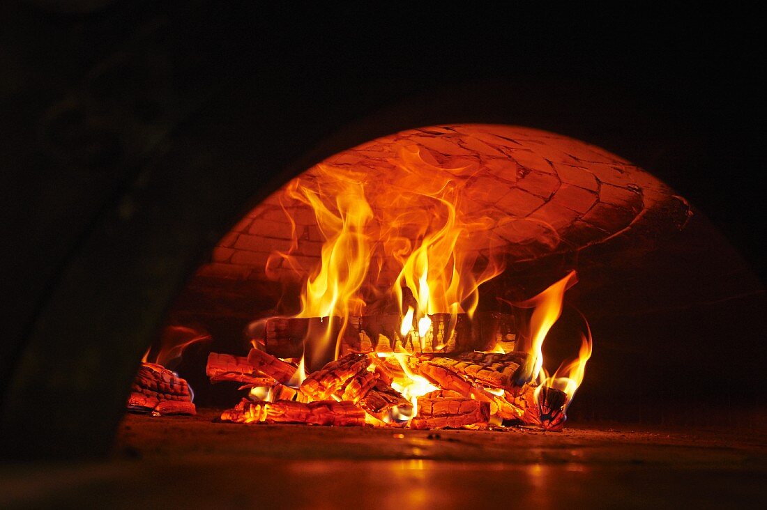 Neapolitanische Pizza im Holzofen
