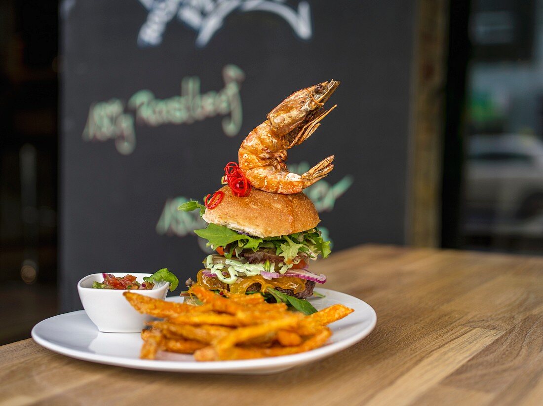 Riesenburger mit Garnele im Restaurant