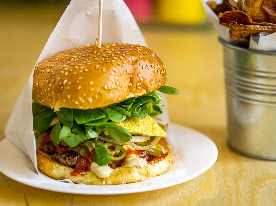 Hamburger mit Tortillachips