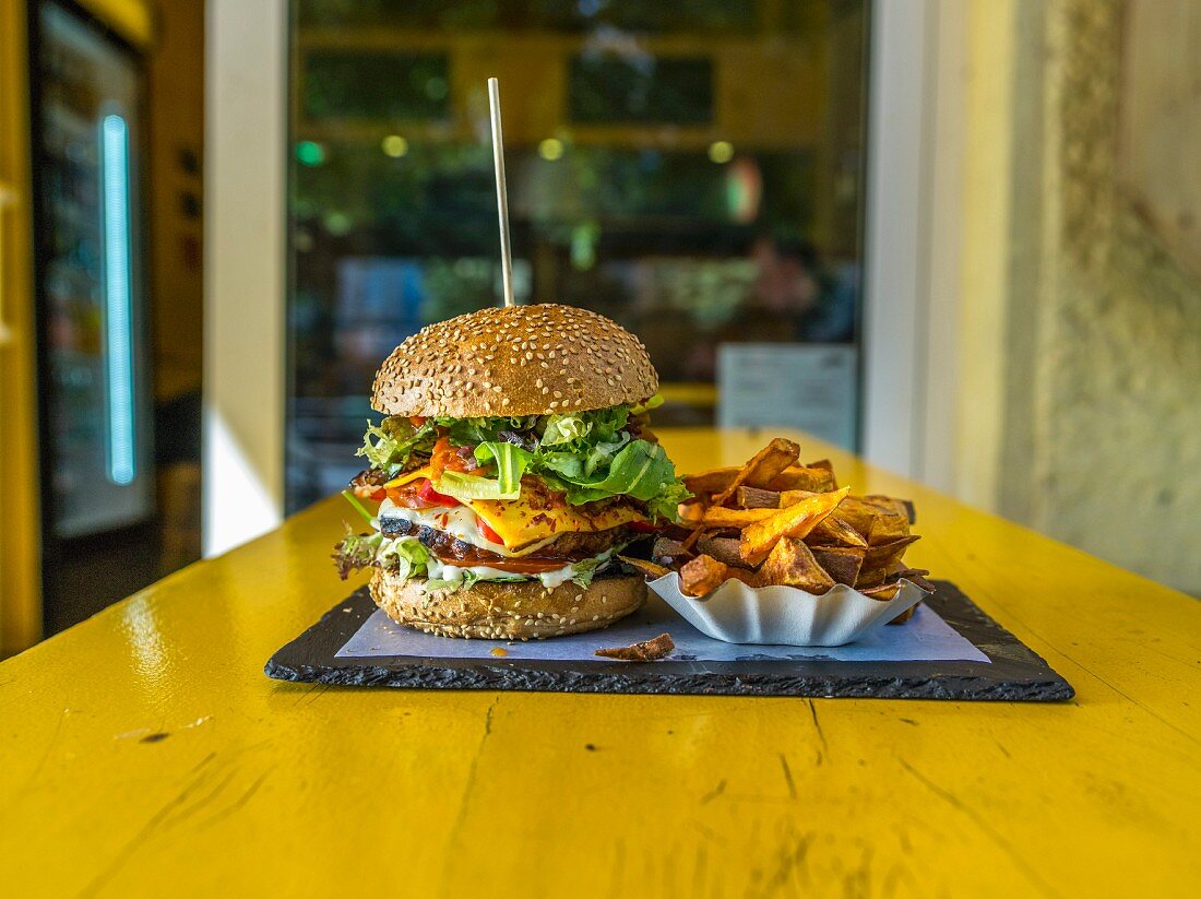 Cheeseburger und Pommes frites im Restaurant