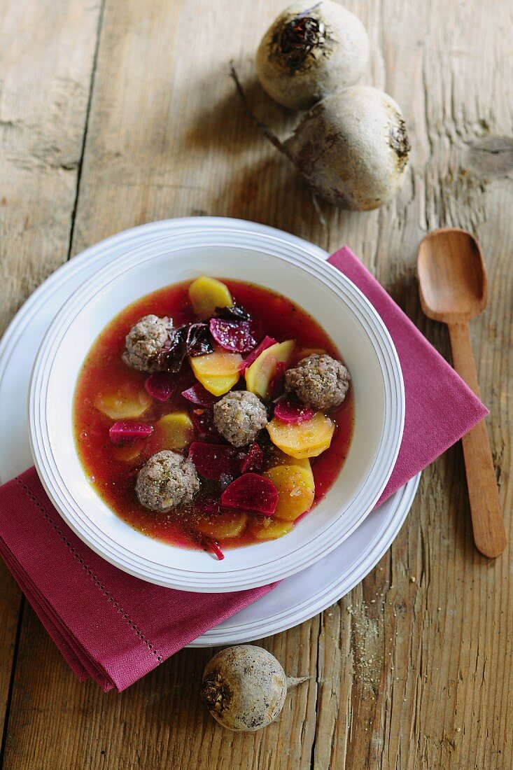Beetroot soup with meatballs