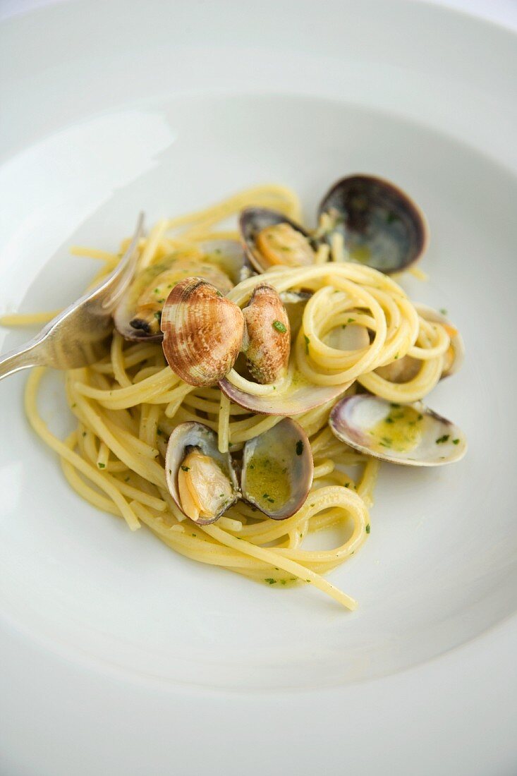 Spaghetti alle vongole (Spaghetti with clams, Italy)