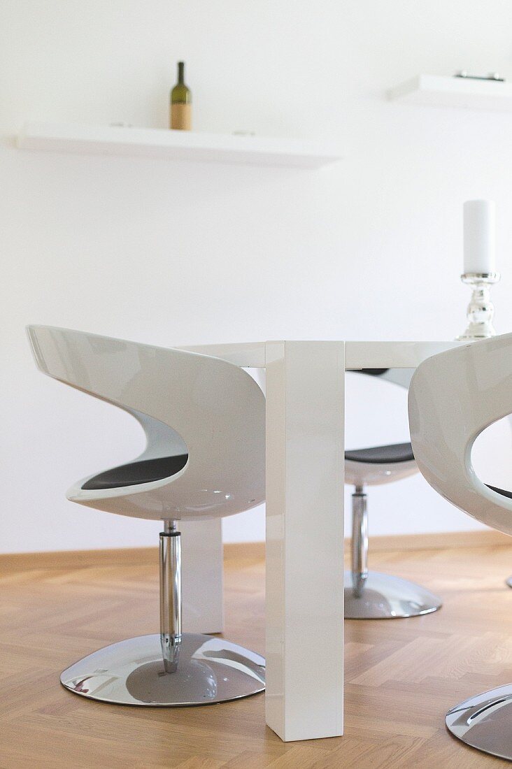 Modernes weißes Esszimmer mit Hochglanz Schalenstühlen und Blocktisch