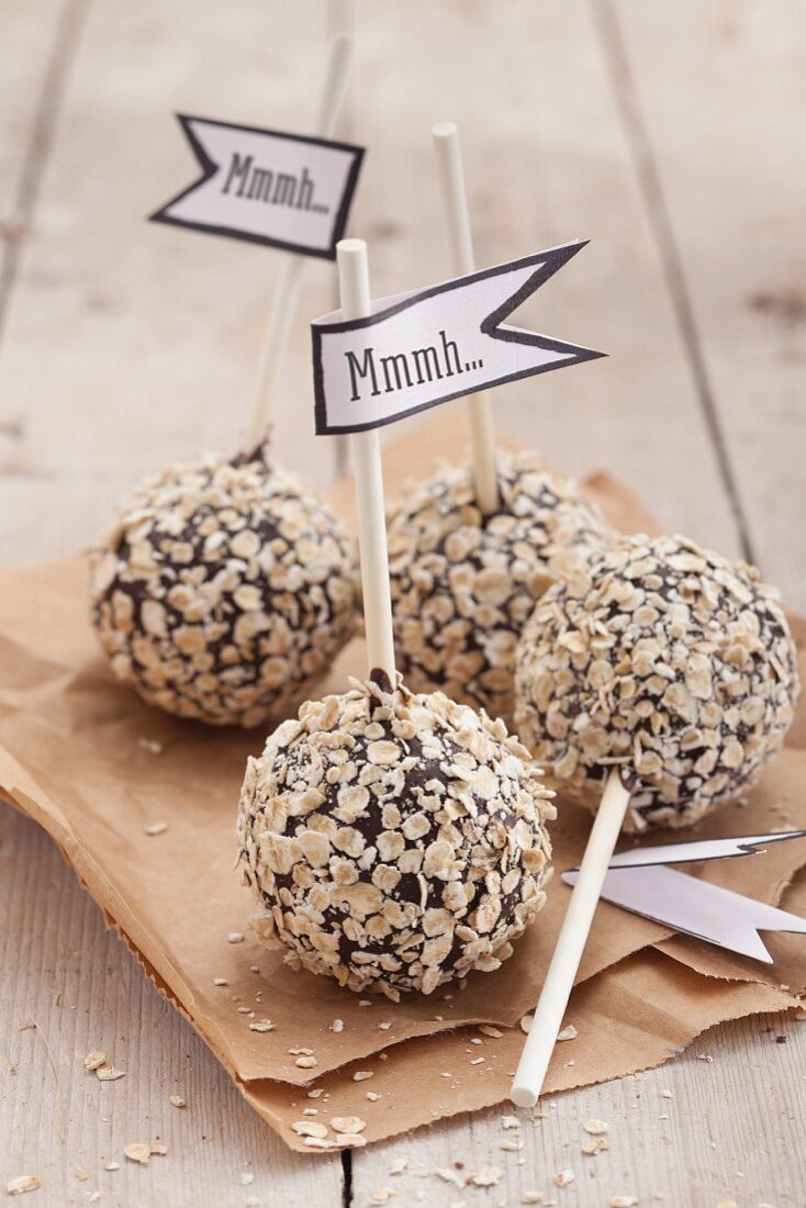 Cake Pops mit Haferflocken auf Papiertüte