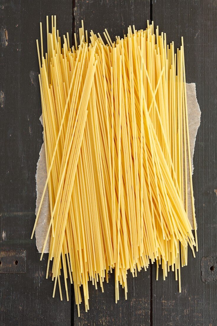 Spaghetti auf Holztisch