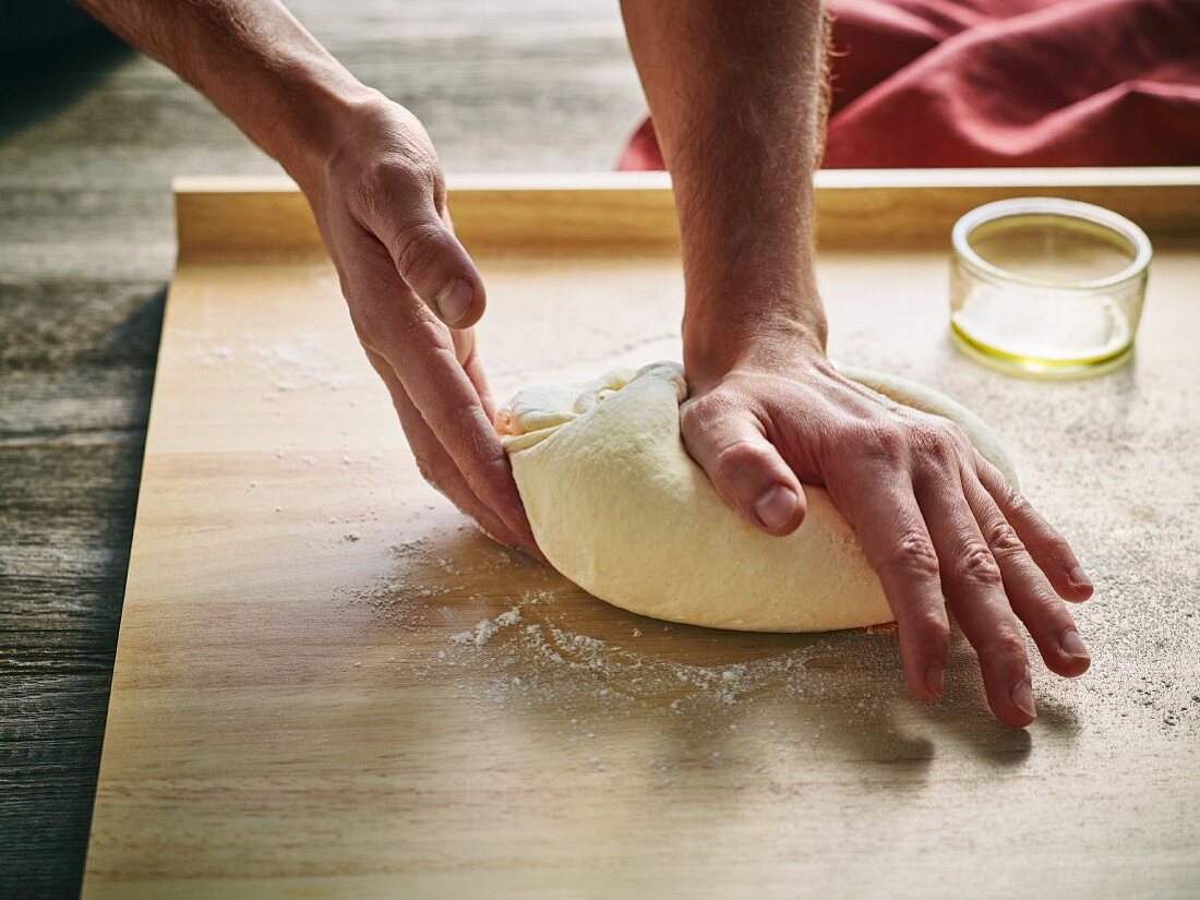 Hefeteig für Pizza kneten