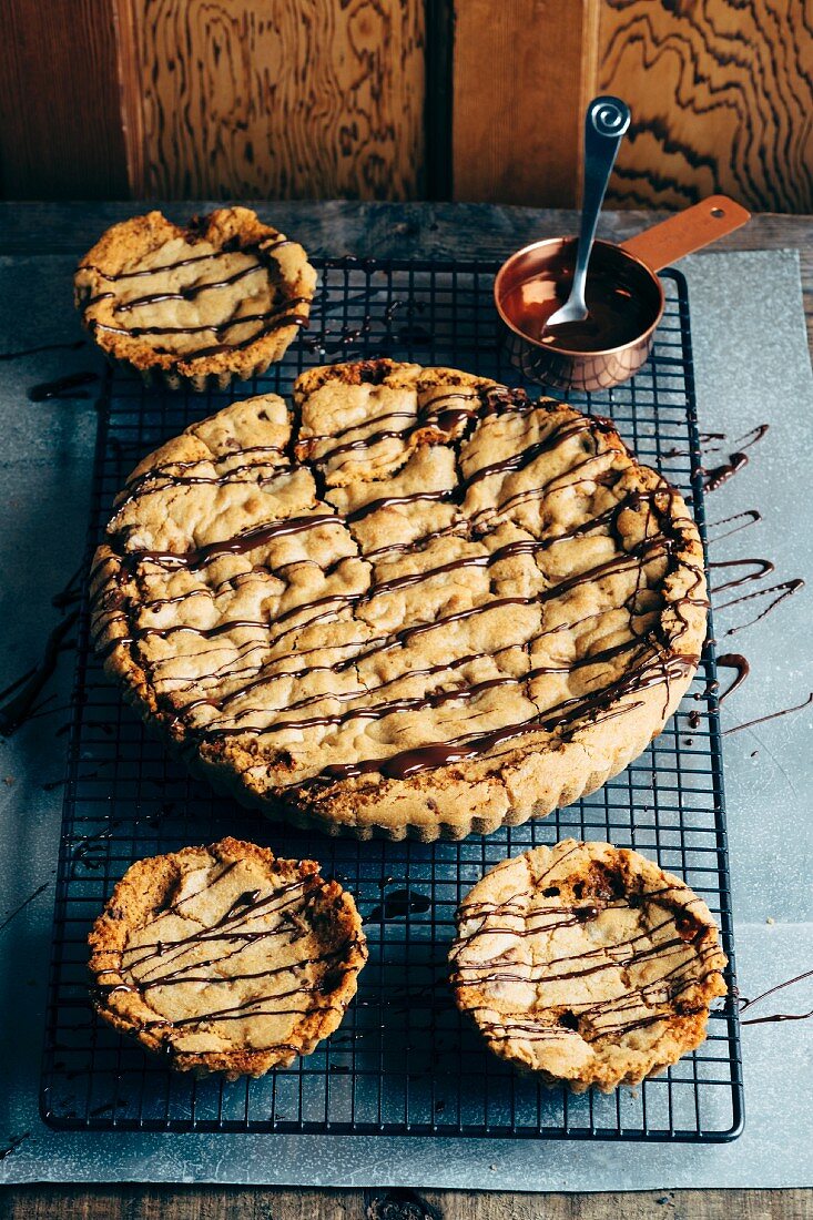 Grosse und kleine Chocolate Chunk Toffee Cookies