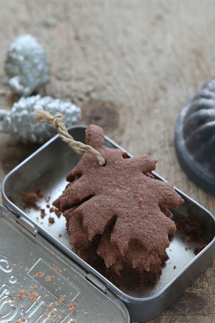 Gluten-free, leaf-shaped shortbread biscuits as decorations