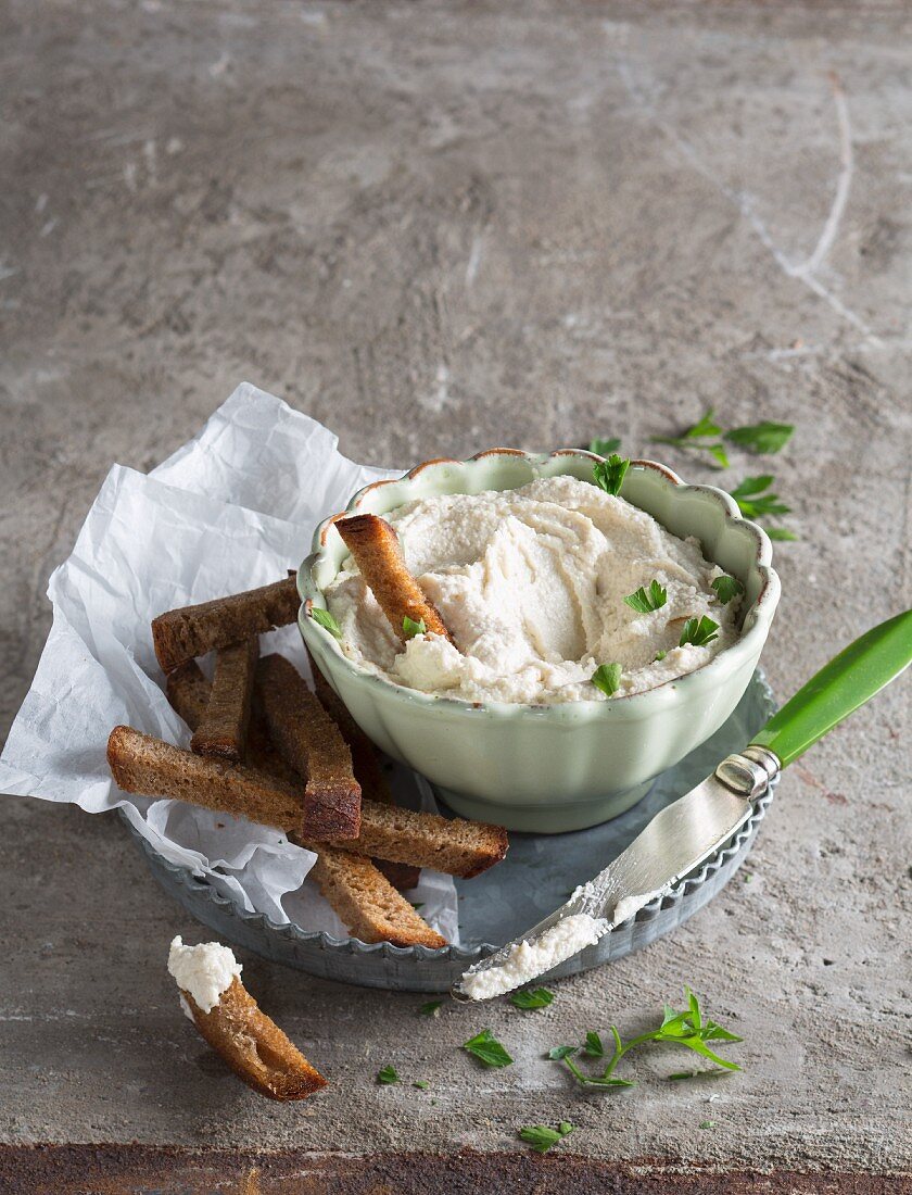 Veganer Macadamia-Streichkäse zu Brotsticks