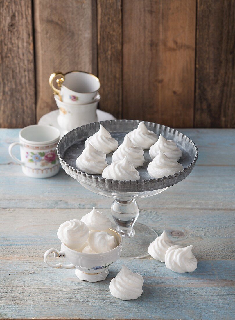 Vegan meringues made with beaten chickpeas