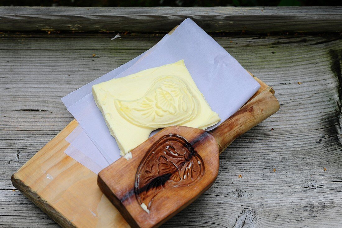 Selbstgemachte Butter mit Holzmodel