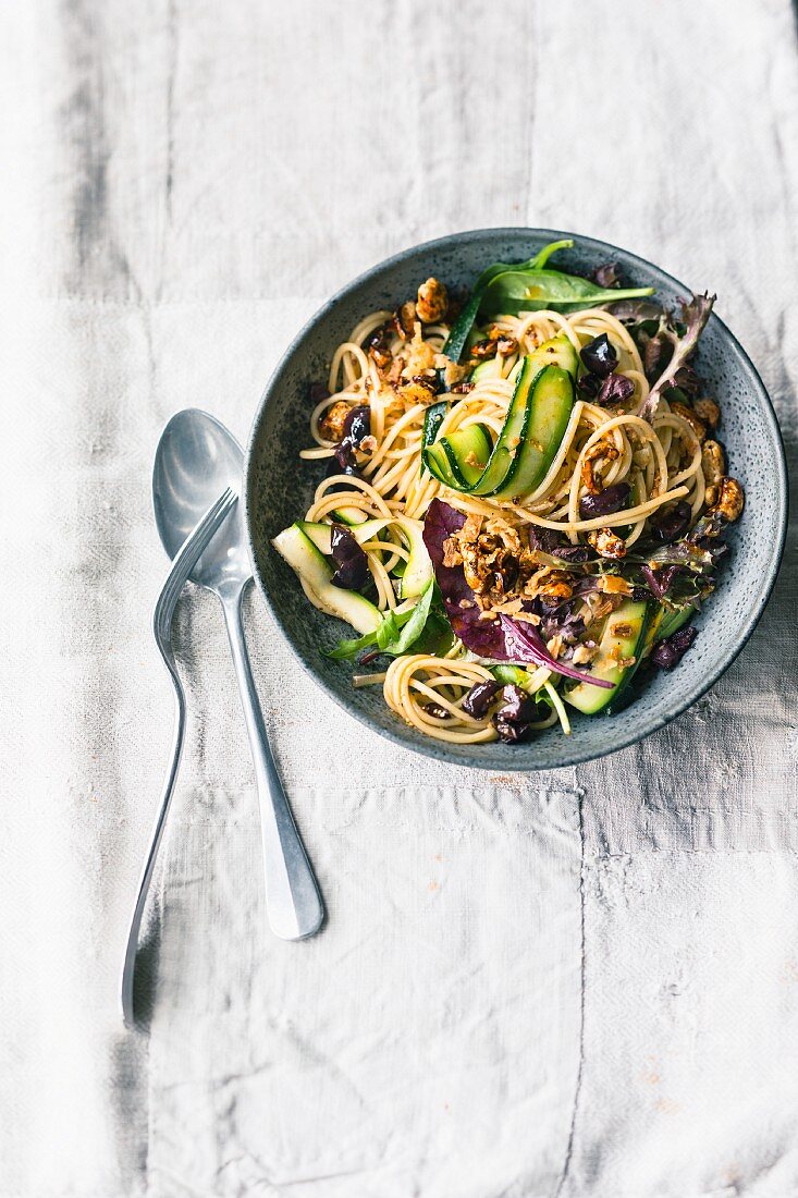 Spaghetti and courgette salad with roasted cashew nuts