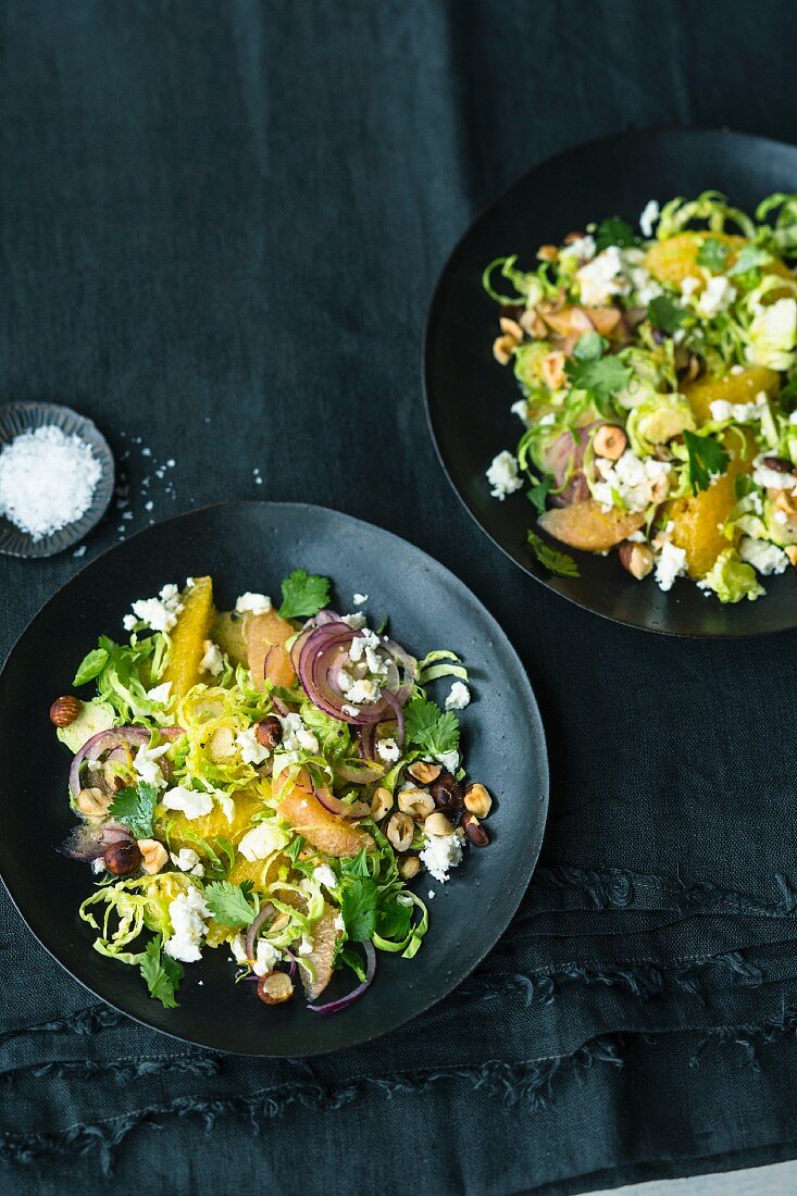 Zitrusfrischer Rosenkohlsalat mit Nussdressing