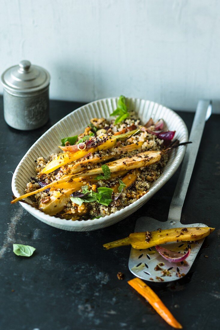 Lauwarmer Röstgemüse-Salat mit Quinoa & Orangendressing