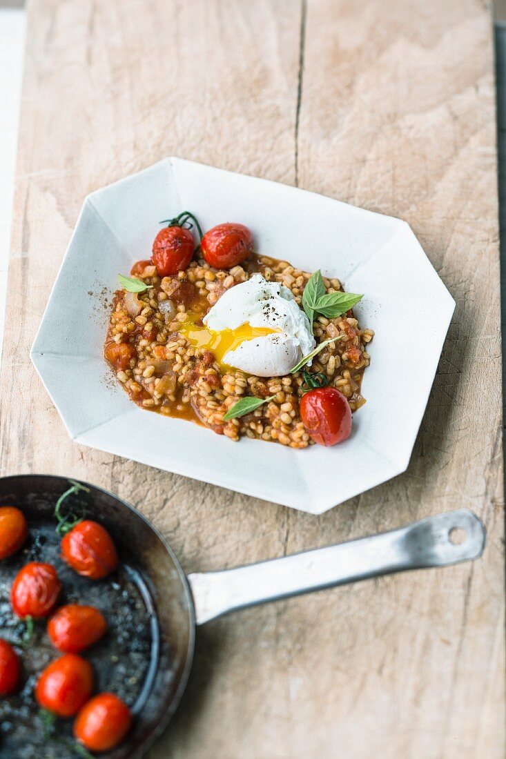 Tomaten-Graupen-Risotto mit Garam Masala & pochiertem Ei