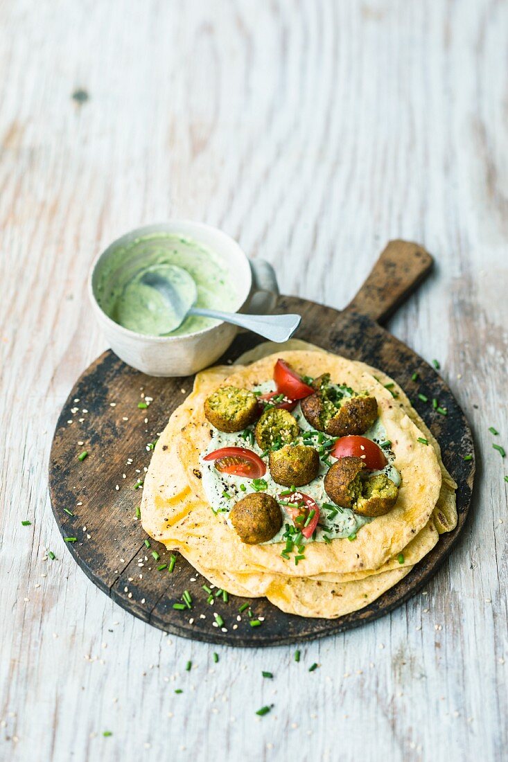 Curry-Falafel im Maisfladen mit Grüner Sauce & Sesam