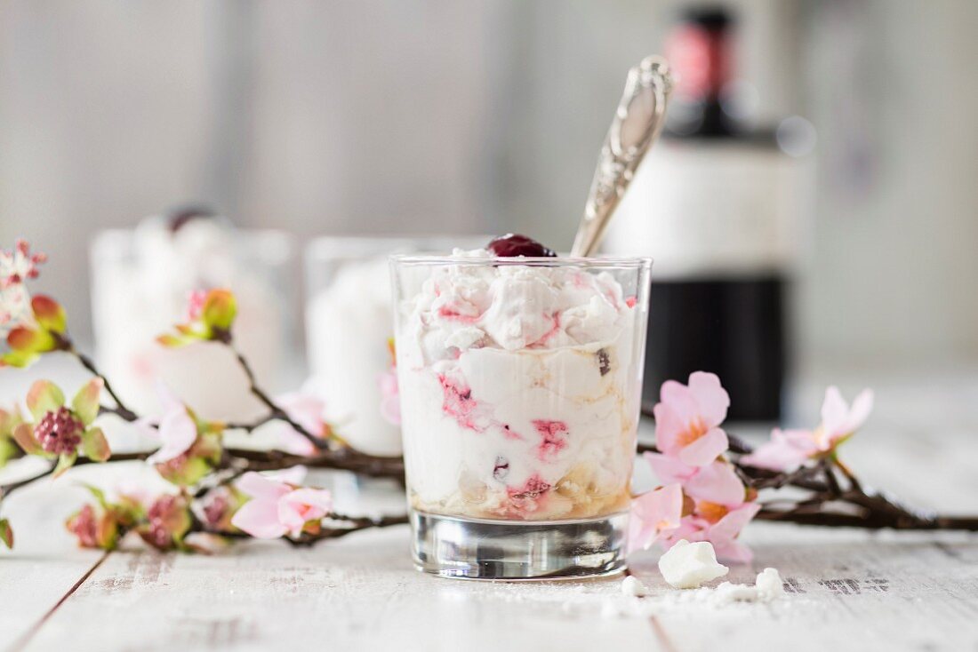 Eton Mess mit Kirschen