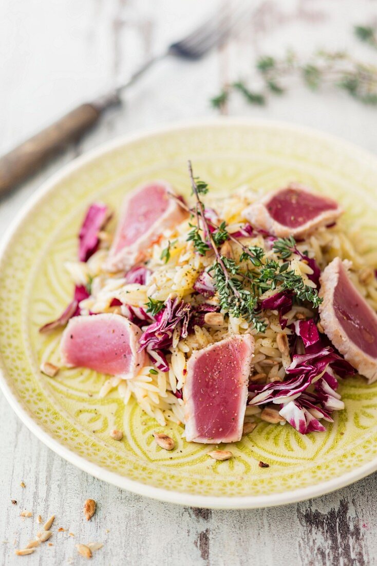 Nudelsalat mit Thunfisch und Sonnenblumenkernen