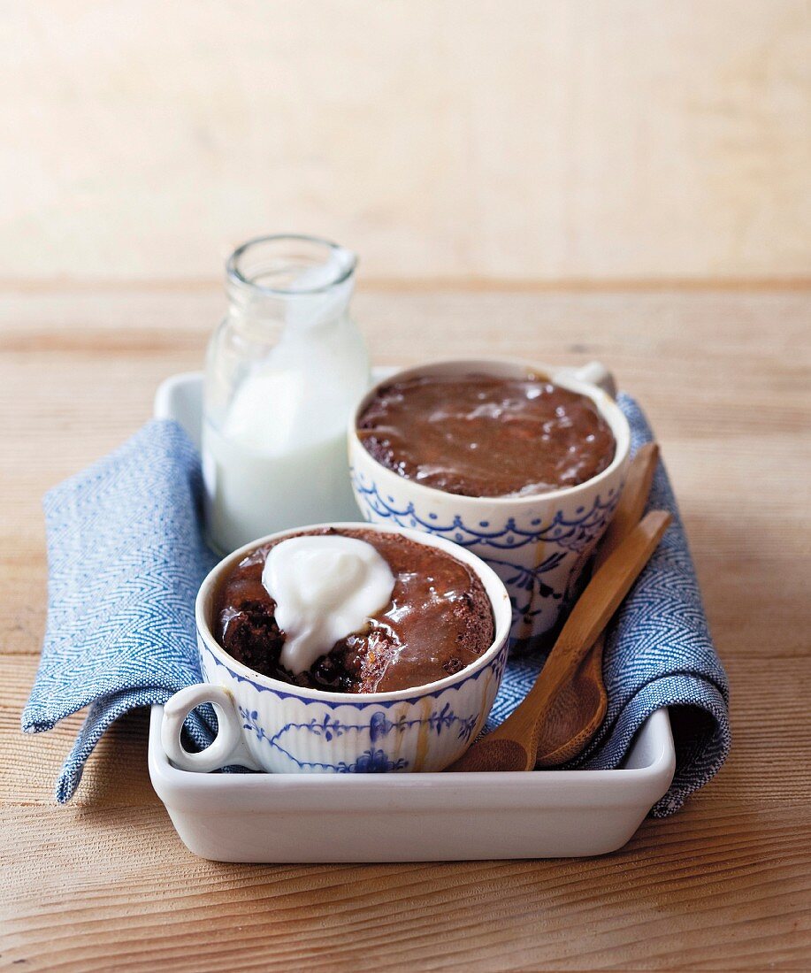 Sticky Toffee Pudding mit Joghurt