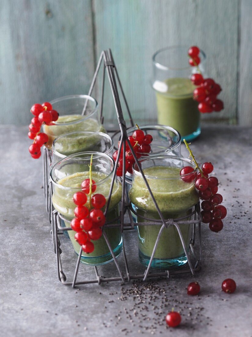 Oat leaf lettuce, chard, parsley and redcurrants smoothies