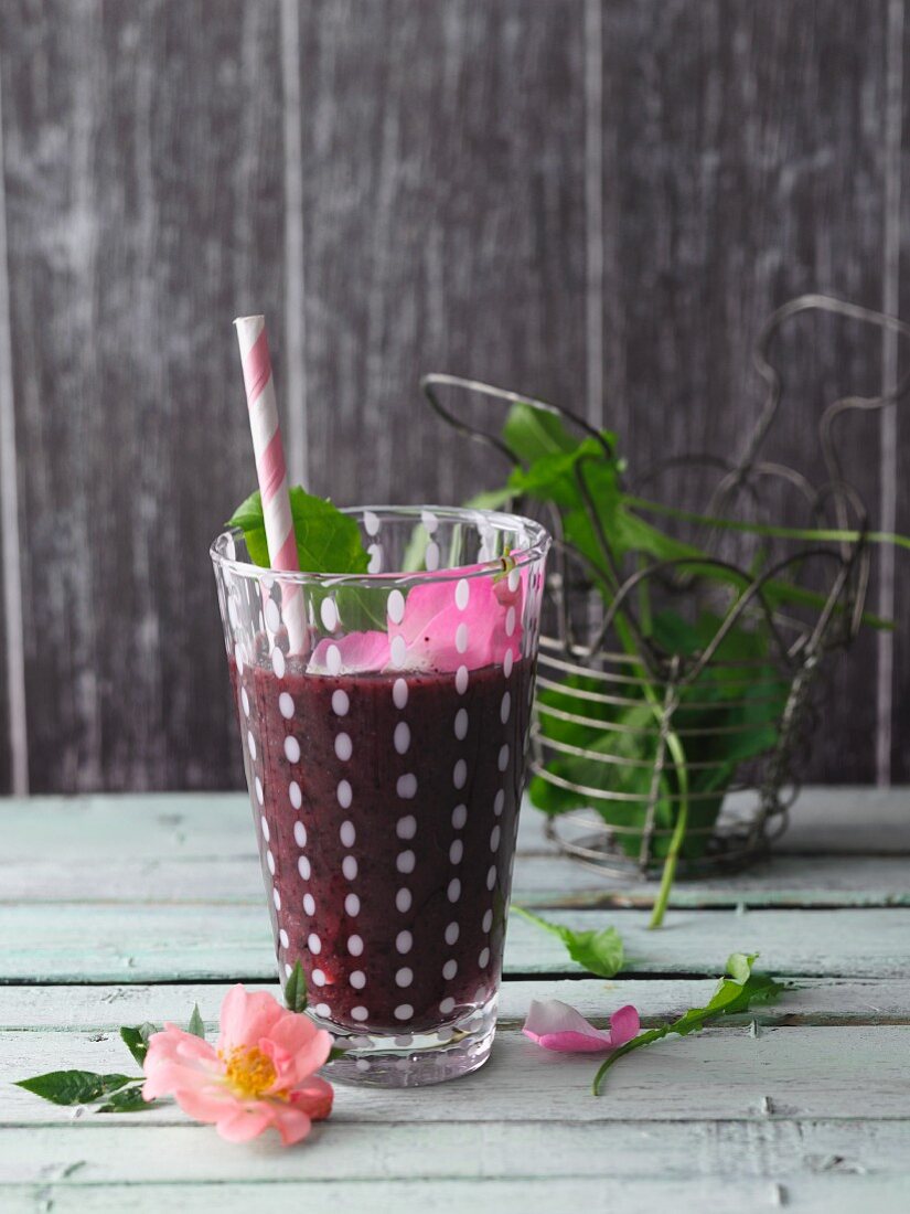 Heidelbeer-Kiwi-Smoothie mit Wildkräutern und Heckenrosenblüten