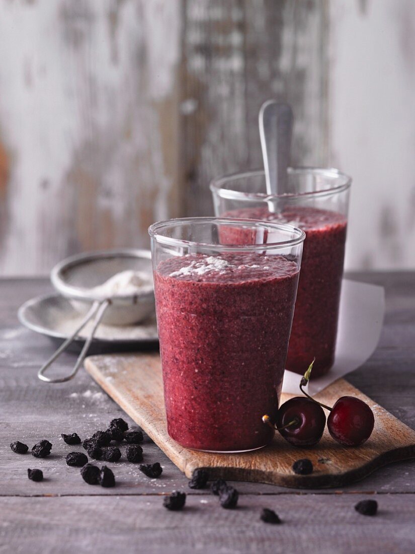 Aronia-Kirsch-Smoothie mit Stachelbeeren, Kakao und Leinsamen