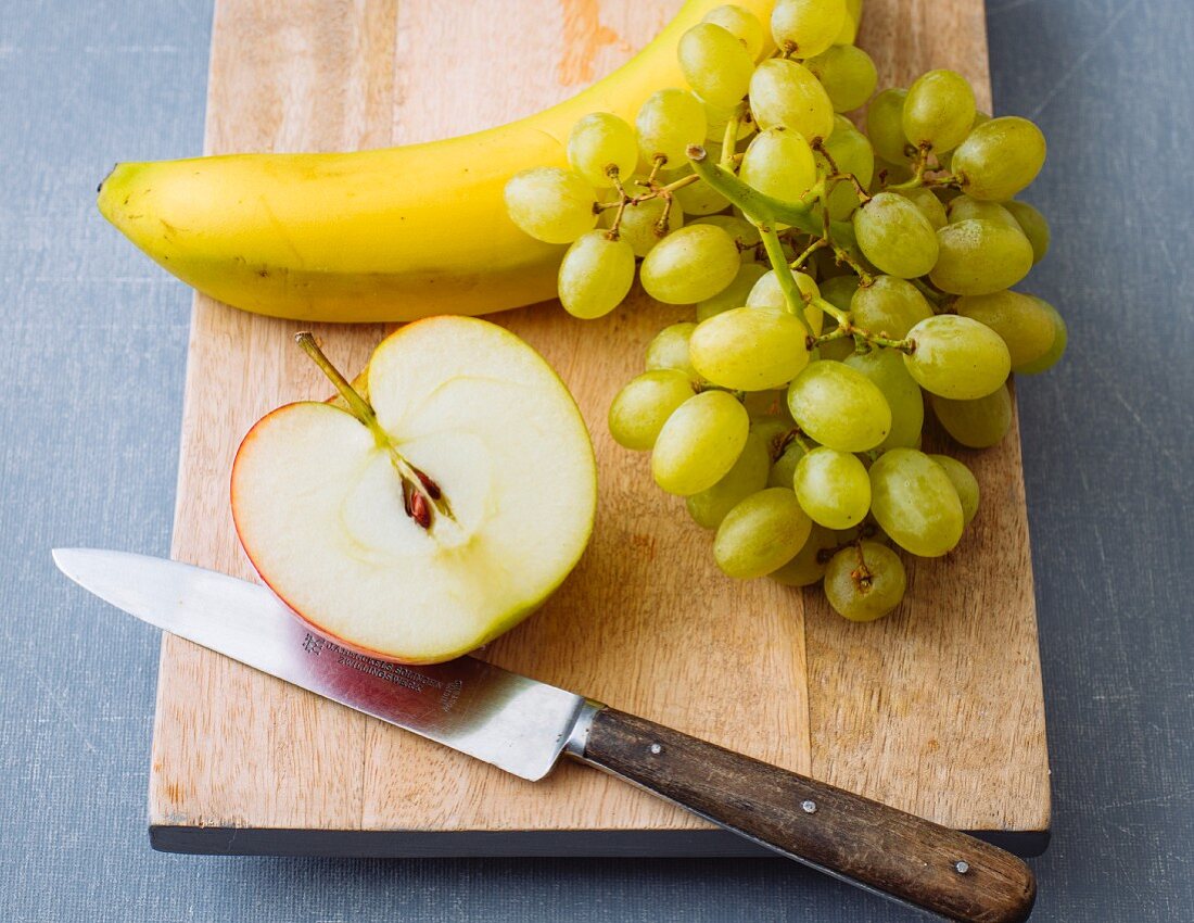 Halber Apfel, Banane & Weintrauben