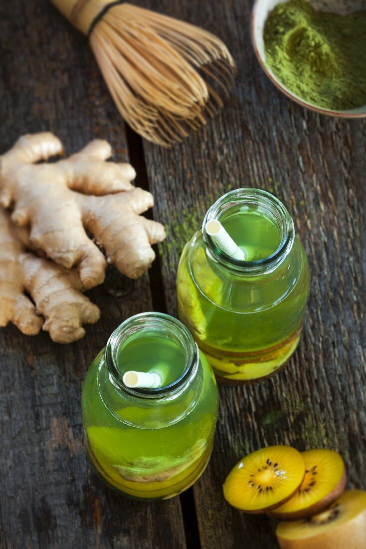 Detox drinks with green tea, kiwis and ginger