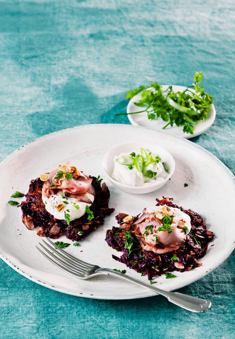 Rote Süsskartoffelpuffer mit Roastbeef und Creme fraiche