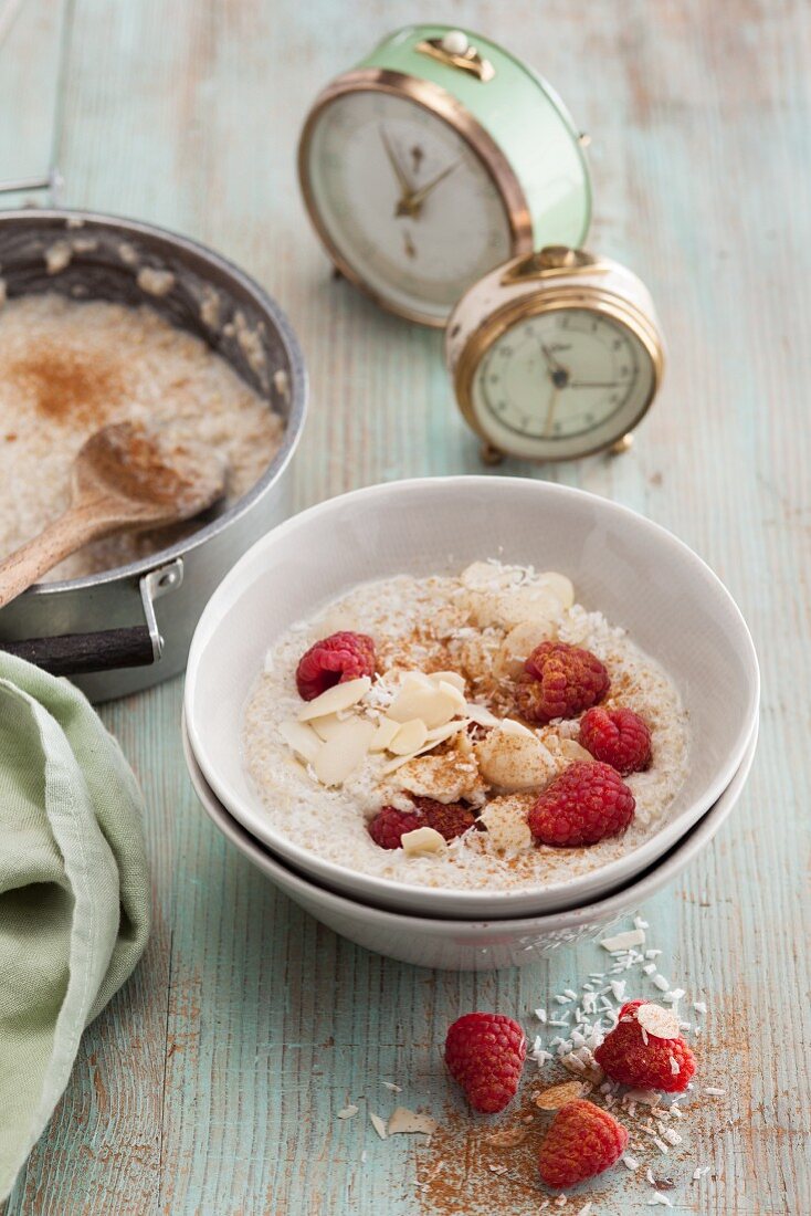 Milch-Quinoa mit Himbeeren & Mandeln (vegan)