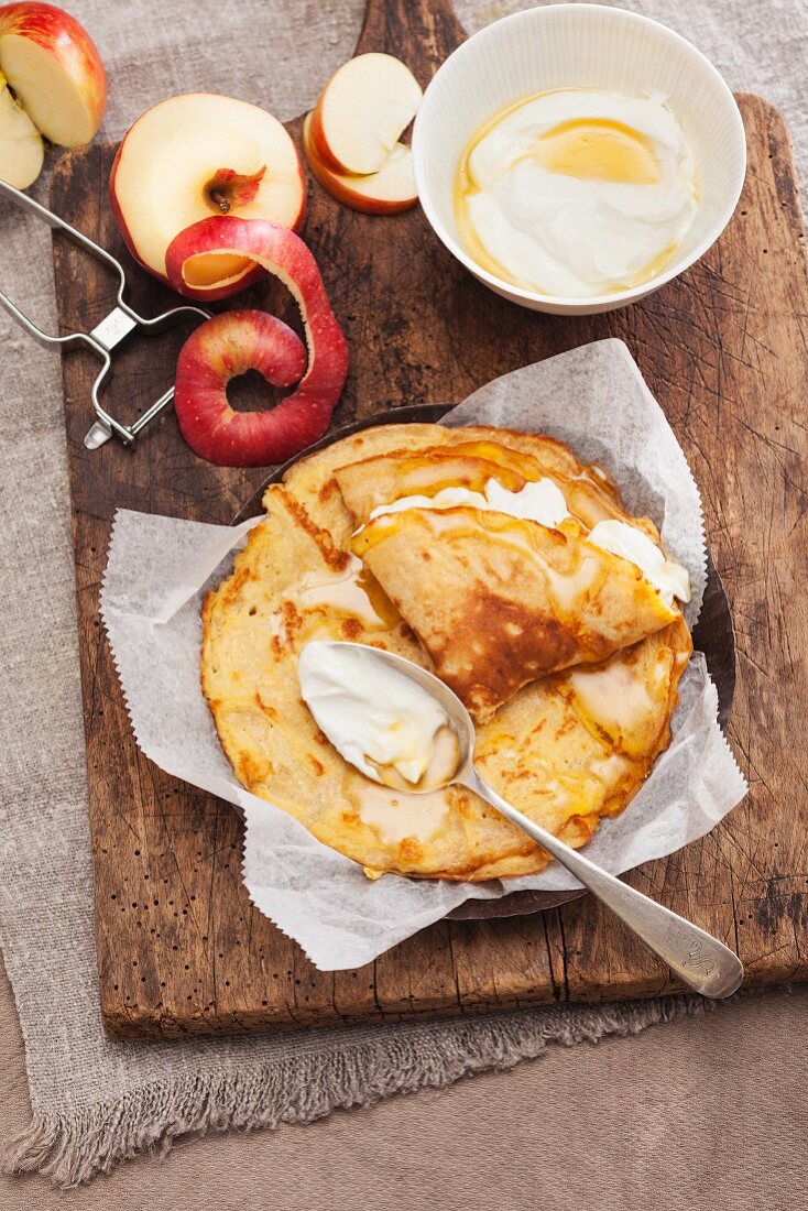 Apfelpfannkuchen mit Honigquark