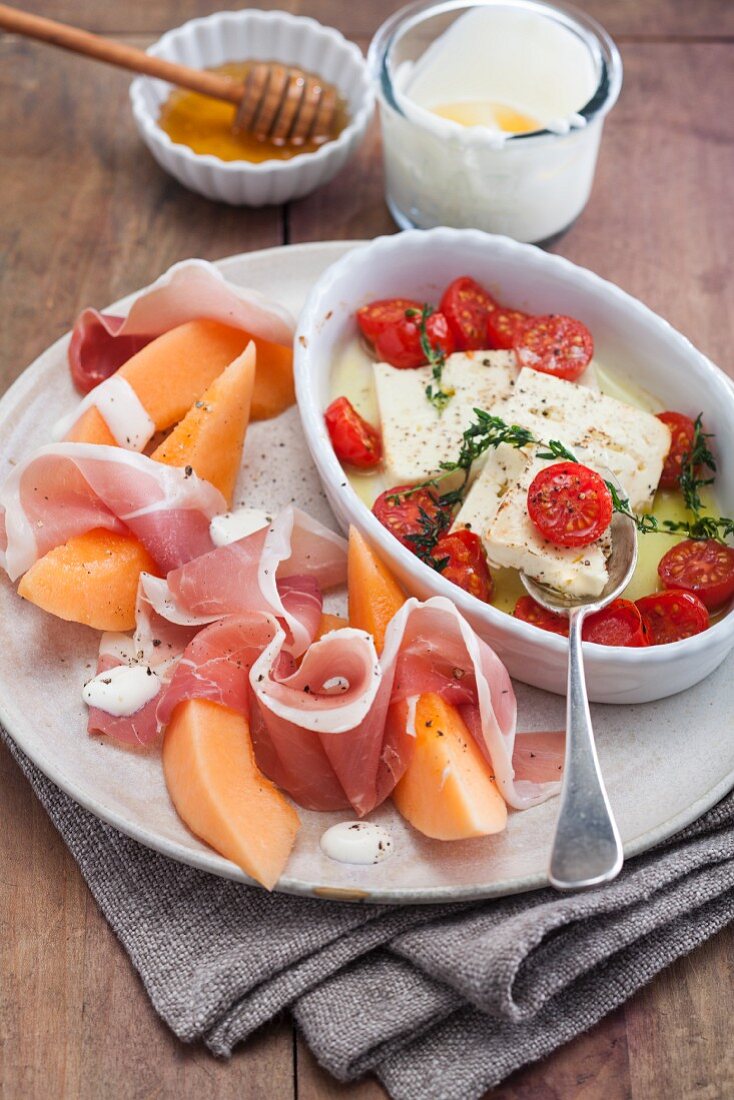 Honigmelone mit Schinken, überbackenem Feta mit Kirschtomaten & Honigjoghurt