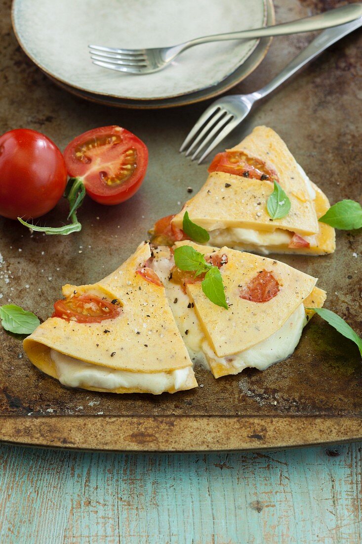 Vegetarisches Tomaten-Mozzarella-Omelett mit frischem Basilikum