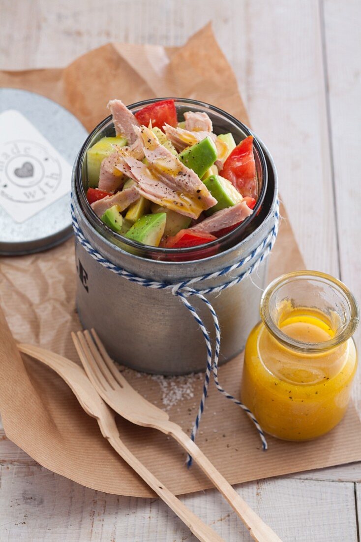 Avocado-Tomaten-Salat mit Thunfisch zum Mitnehmen