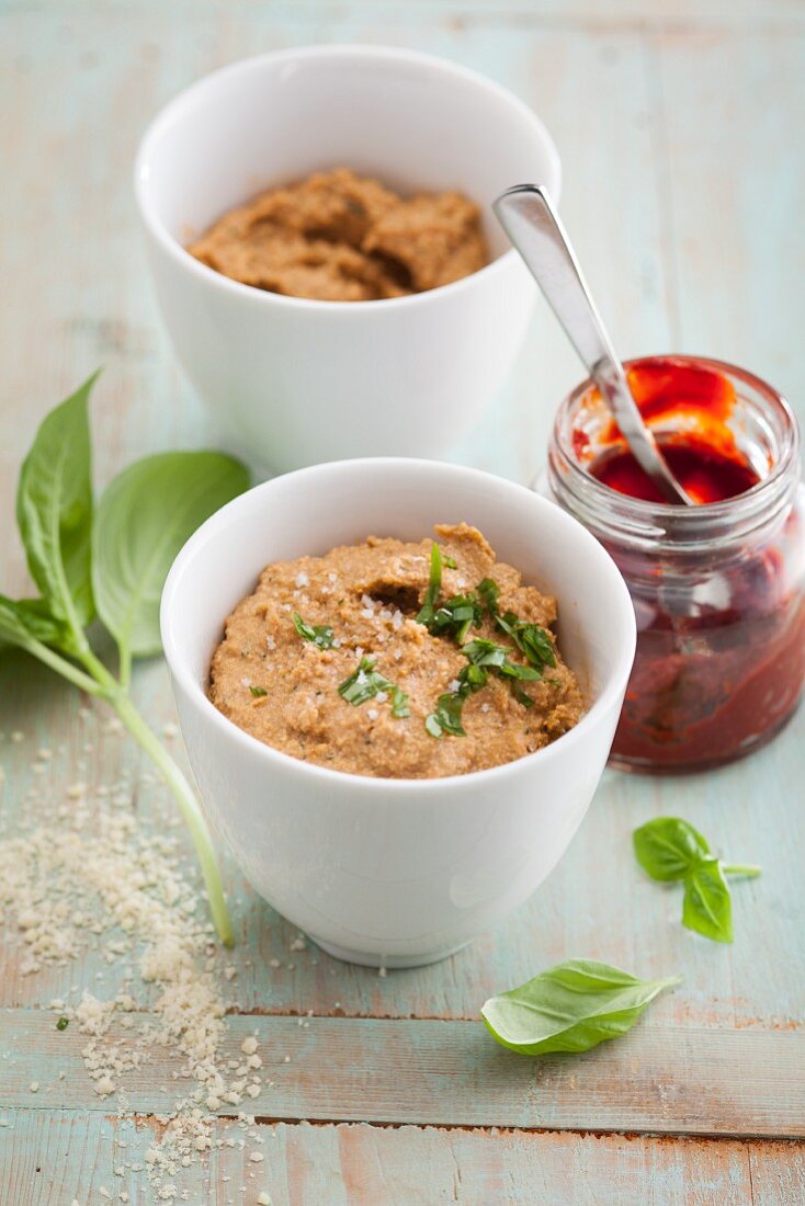 Tomaten-Tofu-Dip mit Basilikum