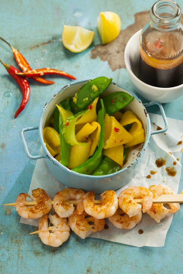 Quick prawns skewers with a mango and mange tout salad