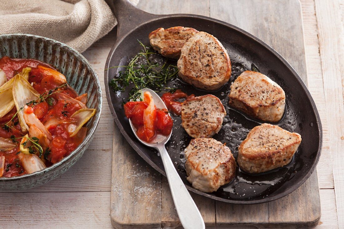 Gebratenes Schweinefilet mit Chicorée-Tomaten-Gemüse