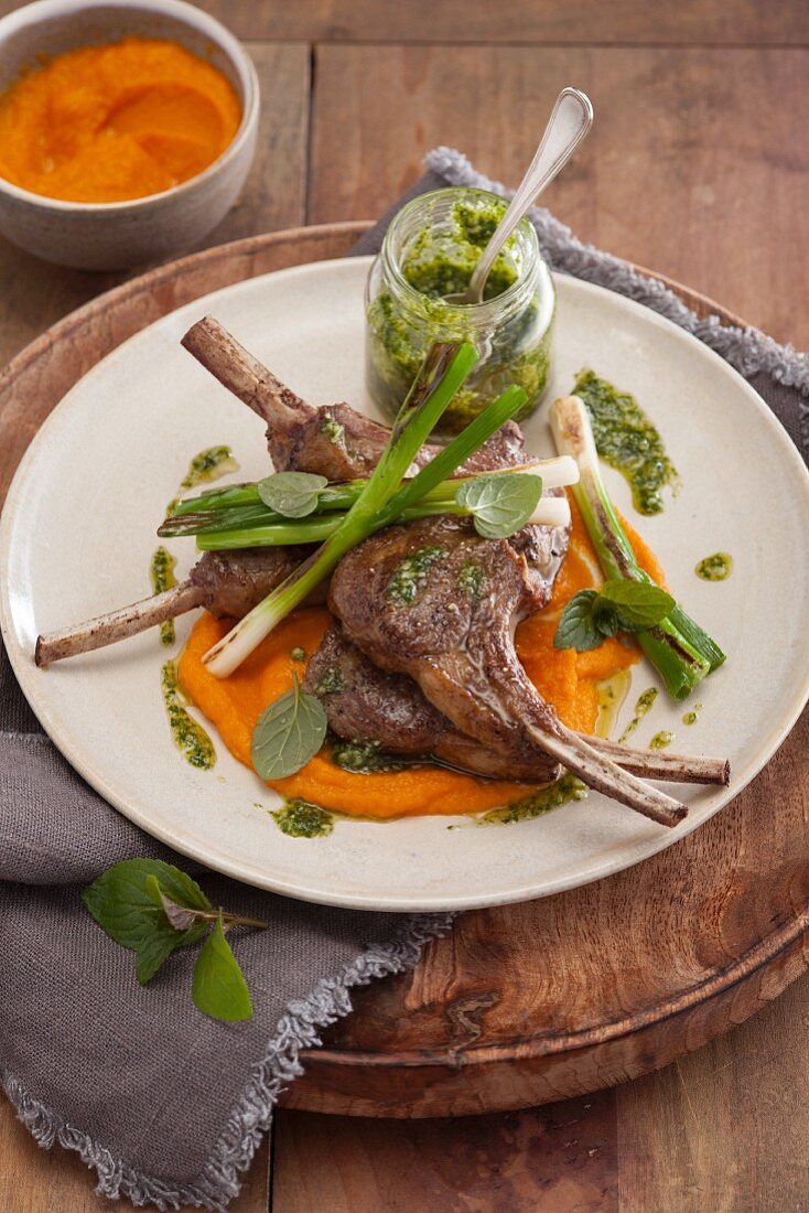 Roasted lamb chops with carrot purée with mint pesto