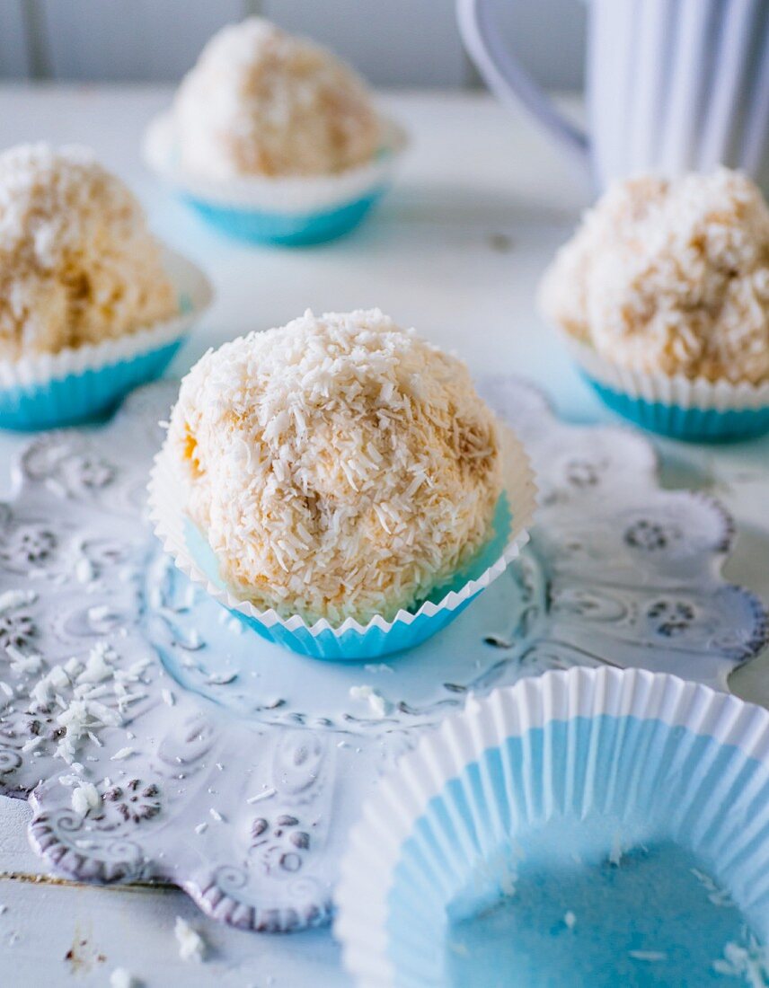 Snowballs made from sponge cake, low-fat quark and grated coconut