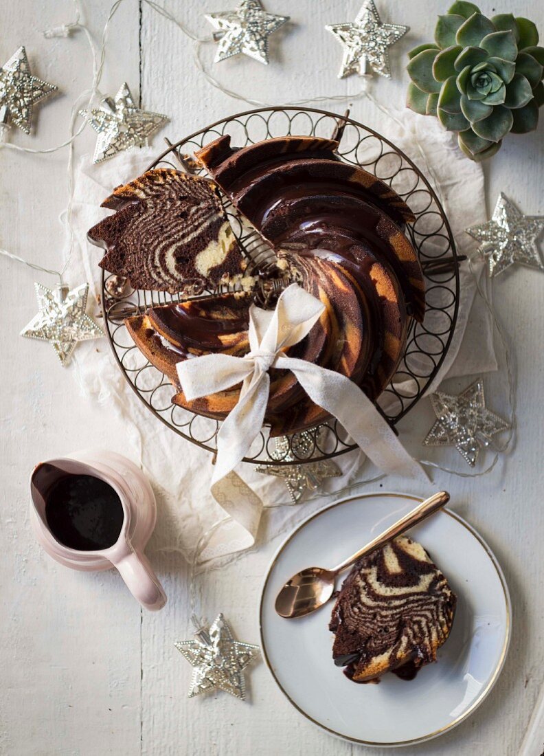 Schokoladen-Vanille-Zebrakuchen mit Amarula-Ganache zu Weihnachten