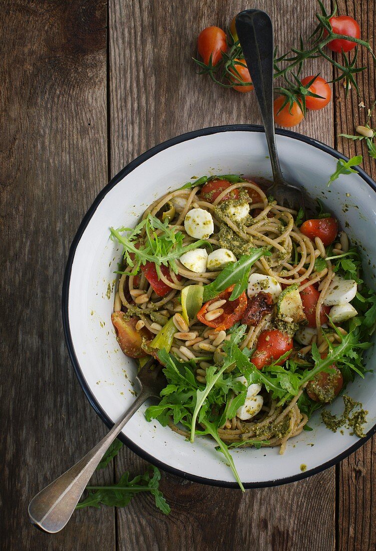 Nudelsalat mit Pesto, Tomaten, Rucola und Pinienkernen