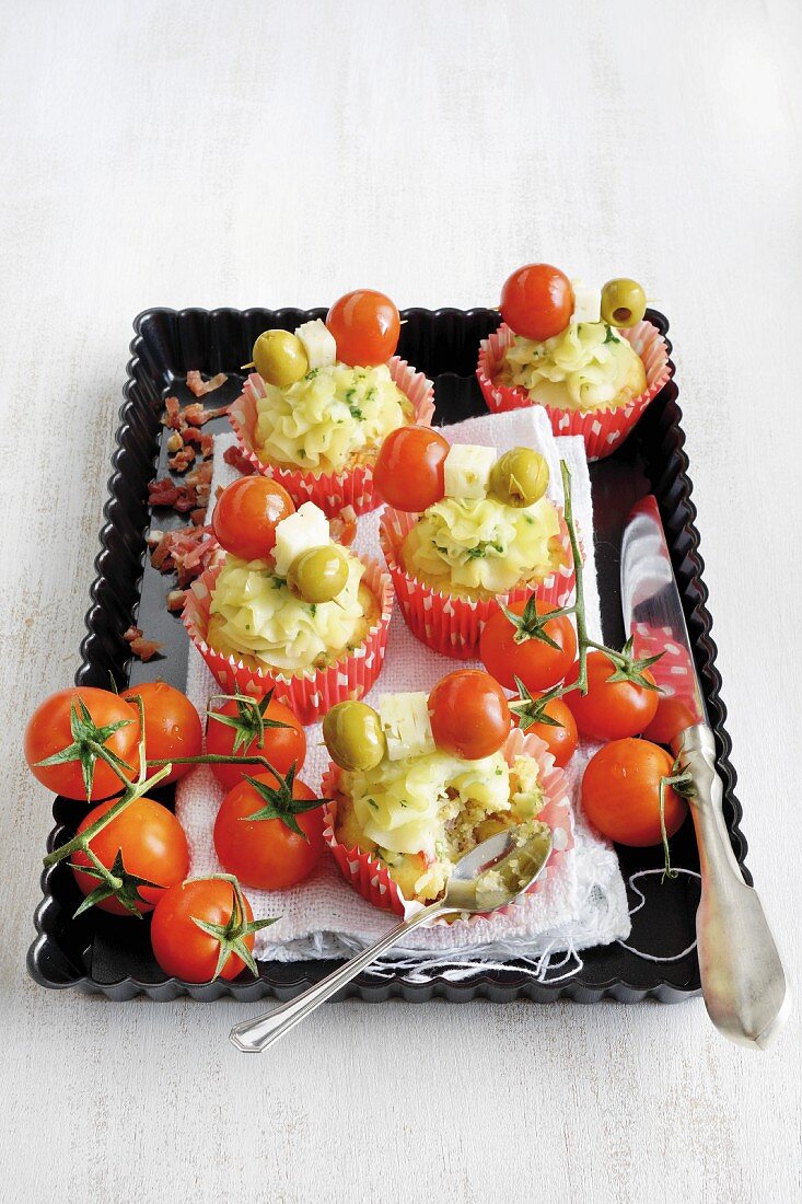 Potato cupcakes with ham and tomatoes