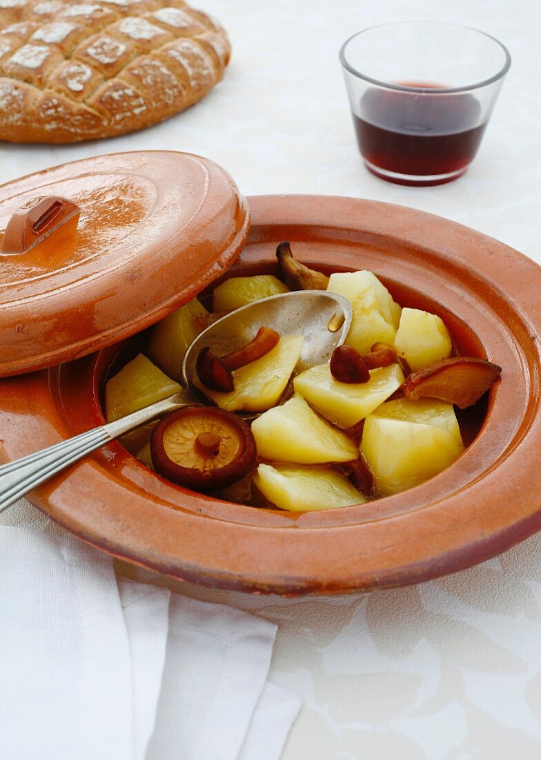 Steamed potato and mushroom vegetables