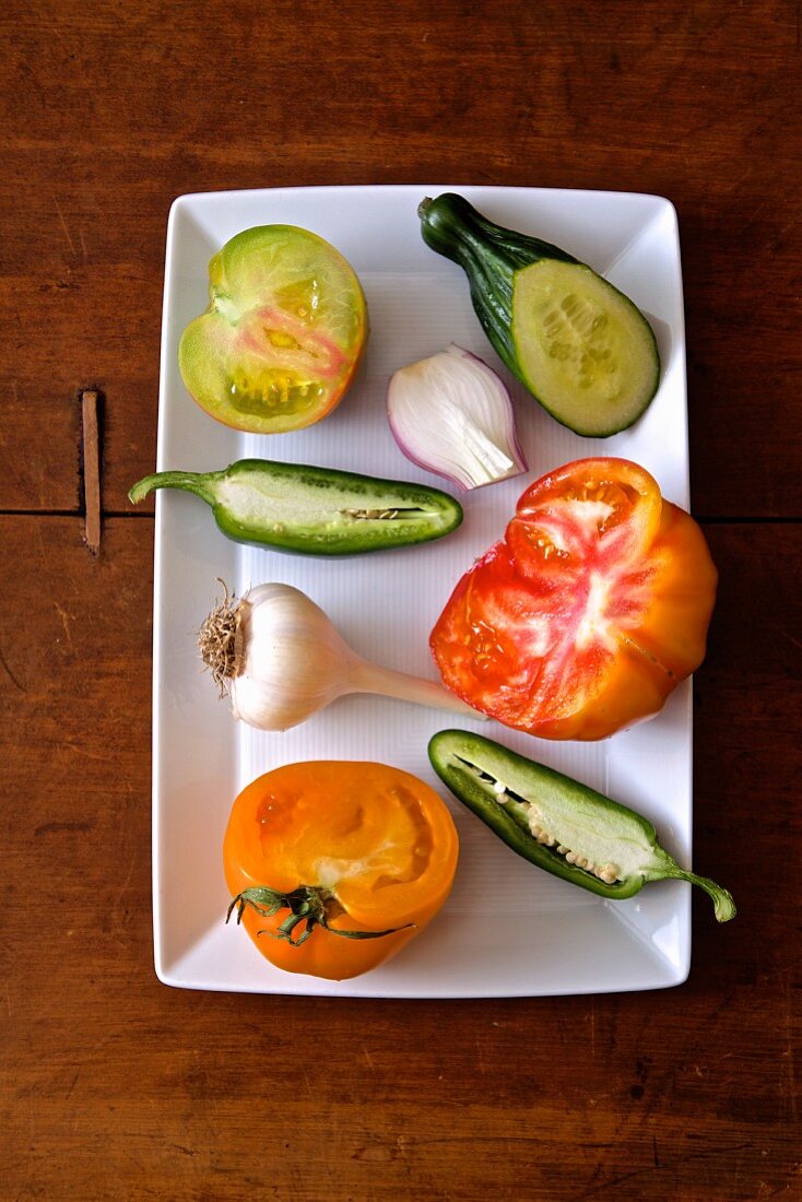 Frische Heirloom-Tomaten, Gurke, Jalapenos, Knoblauch und Zwiebeln