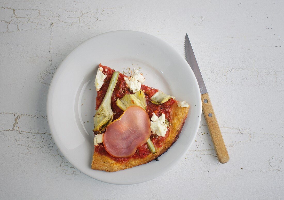 Ein Stück Vollkornpizza mit Artischocken