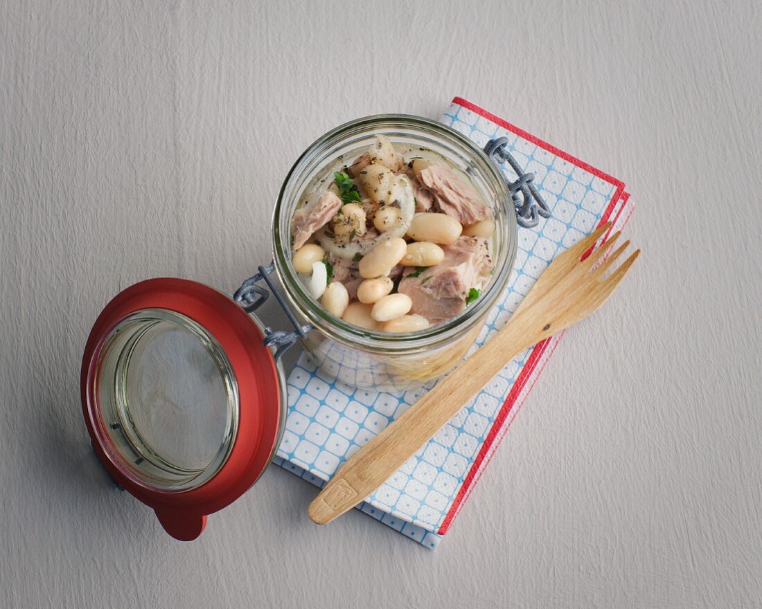 Slow card bean and tuna fish salad to takeaway