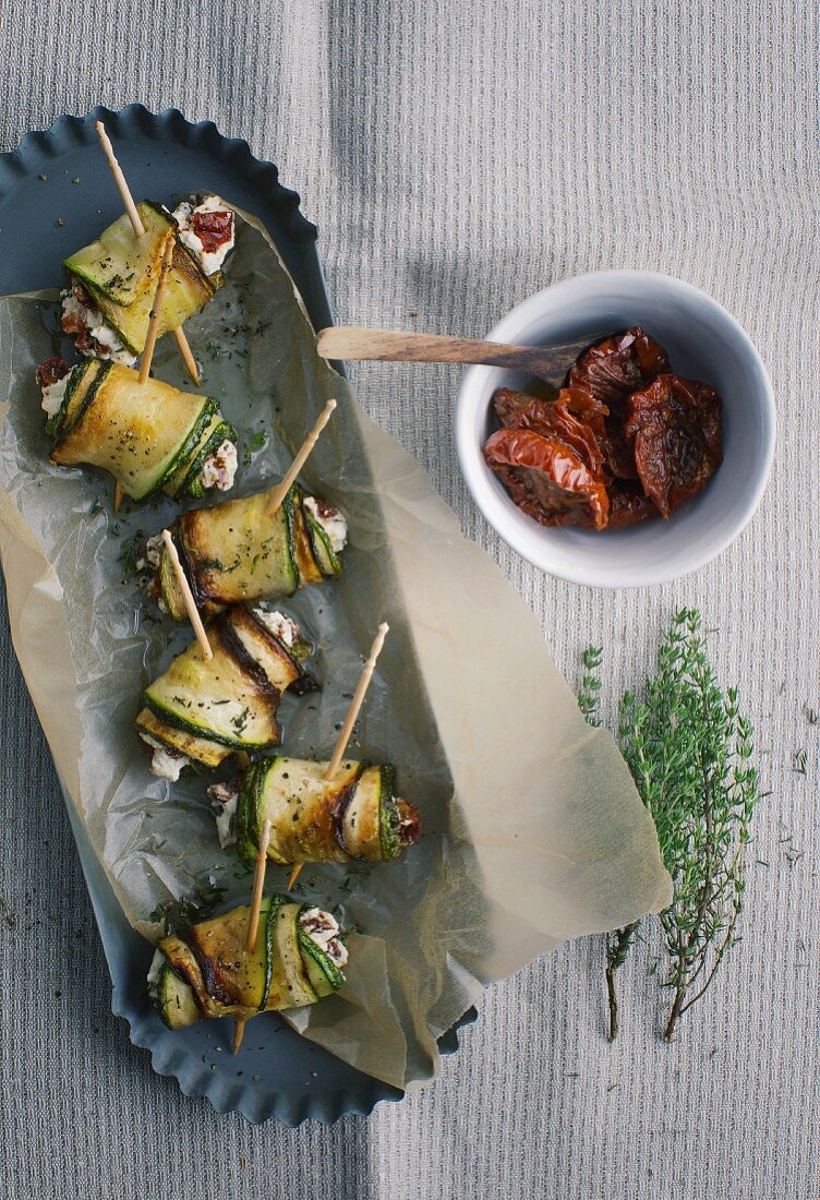 Zucchiniröllchen mit getrockneten Tomaten